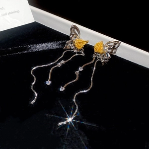 Dettaglio del ear cuff a farfalla con farfalla dorata e lunghe frange in zircone