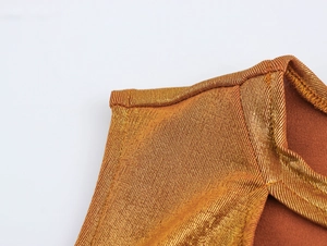 Gros plan sur la maille bronze métallique avec texture scintillante et détails de couture