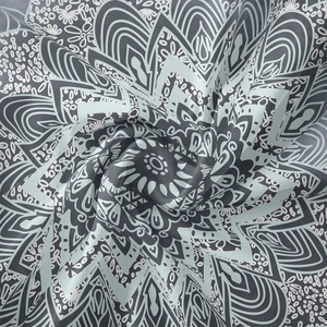 Gros plan sur tissu de tapisserie mandala bohème aux motifs gris fins et texture douce