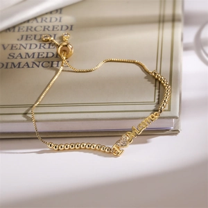 Détail du bracelet cœur I Love Mama doré avec pavé de zircons cubiques brillants
