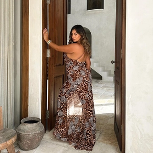 Détail de robe longue léopard avec bretelles croisées dans le dos et décor méditerranéen