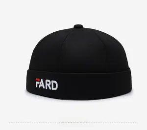 Detailansicht der FARD-Stickerei auf der schwarzen Docker-Mütze aus Baumwoll-Twill-Stoff