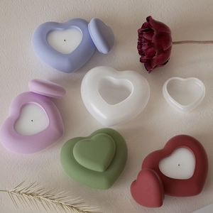 Détails de moules en silicone en forme de cœur et boîtes de rangement en résine colorées