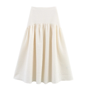 Vue détaillée d'une jupe longue trapèze blanche à taille haute avec tissu gaufré texturé
