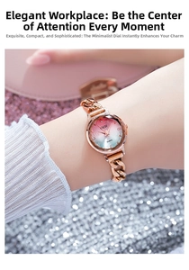 Dettaglio dell'orologio GEDI in oro rosa con quadrante sfumato rosa-blu sul polso