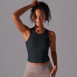 Détail du débardeur de sport noir en nylon extensible avec coupe slim pour le yoga fitness
