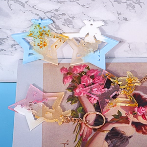 Détail de porte-clés en résine en forme d'étoile avec silhouettes et paillettes