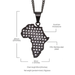 Détail du pendentif carte Afrique plaqué or 18 carats avec strass autrichiens