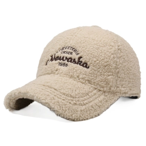Casquette en polaire beige avec broderie marron pour la chaleur hivernale
