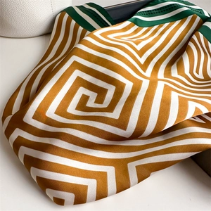 Carré de soie 70x70cm avec motif labyrinthe jaune et bordures géométriques vert foncé