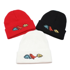 Dreiteiliges Beanie-Set in Rot, Schwarz und Weiß mit Dinosaurier-Stickereimustern