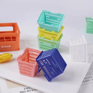 Mini cesti della spesa colorati e cassette per bevande per decorazioni di case delle bambole
