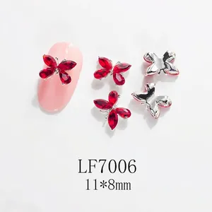 Detalle macro del colgante de mariposa roja para uñas 11x8mm con base plateada de DIY