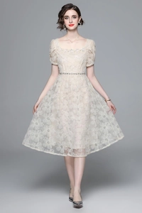Elegantes Midi-Spitzenkleid in Apricot mit Karree-Ausschnitt und Blumenstickerei im Studio