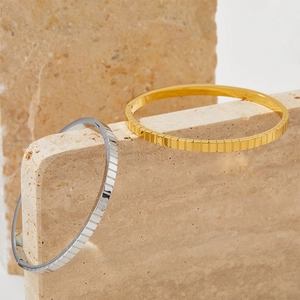 Bracelet jonc minimaliste en acier inoxydable facetté doré et argenté sur pierre