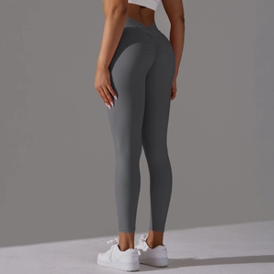 Détail du pantalon de yoga gris foncé à taille haute avec fesses froncées et couture en V