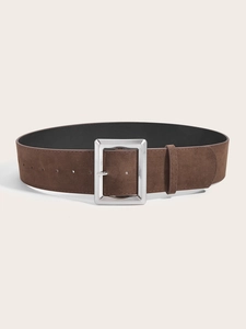 Détail d'une large ceinture en daim marron avec boucle carrée en métal argenté