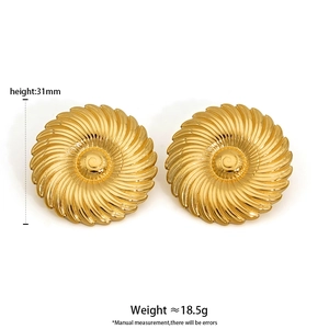 Orecchini tondi dorati in acciaio 316L con design a spirale strutturato, 31 mm