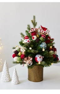 Mini-Weihnachtsbaum mit Wollfilz-Anhängern, goldenem Sockel und warmen LED-Lichtern