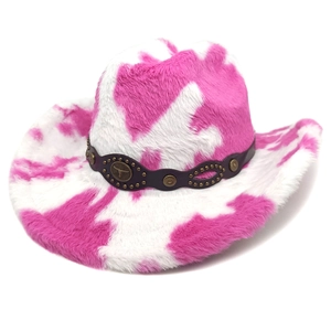 Nahaufnahme vom rosa-weißen Plüsch-Cowboyhut mit Nietenband und Stierkopf-Relief