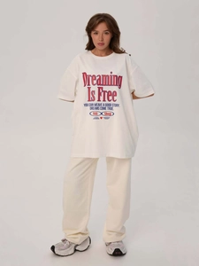 T-shirt oversize in cotone bianco con stampa Dreaming Is Free e spalle scese