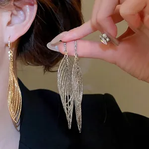 Boucles d'oreilles feuilles évidées multicouches élégantes avec crochets en zircon