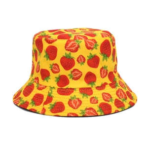 Détail d'un chapeau de soleil jaune en coton avec imprimé fraises et bord surpiqué robuste