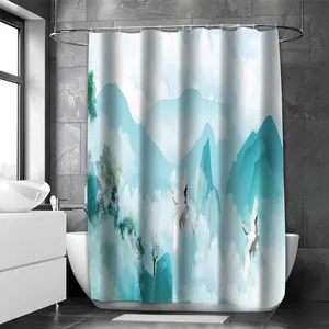 Detail eines wasserfesten Polyester-Duschvorhangs mit Berglandschaft und Kranichen