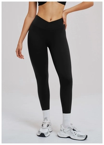 Détail du legging de yoga à taille haute avec une coupe croisée en V unique en noir mat