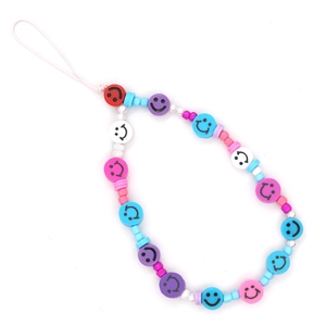 Détail de perles en acrylique colorées et breloques de visages souriants noirs sur lanière