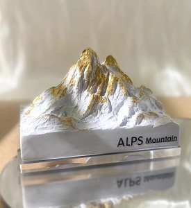 Vue détaillée du diffuseur mont Alpe blanc avec accents dorés sur socle acrylique