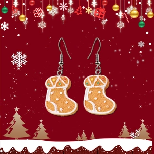 Vue détaillée des boucles d'oreilles bas de Noël en pain d'épices avec glaçage et décors