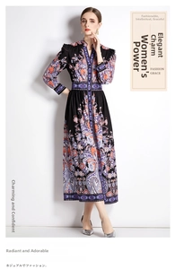 Détail de l'imprimé paisley vintage et de la taille ajustée sur cette robe longue fleurie