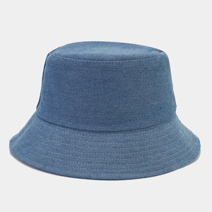 Gros plan détaillé des coutures renforcées sur ce chapeau bob en denim bleu foncé