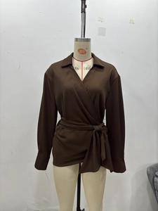 Chemisier portefeuille marron foncé avec revers et nœud à la taille sur un mannequin