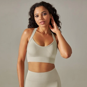 Détail du soutien-gorge de sport vert sauge sans couture avec bande de maintien côtelée