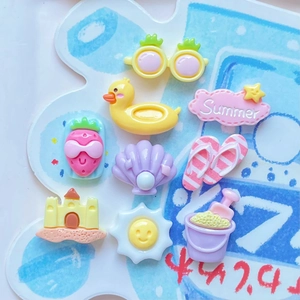 Lot de 9 cabochons de plage colorés en résine incluant tongs et lunettes de soleil