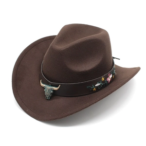 Détail de chapeau de cowboy avec bandeau en cuir, tête de taureau et broderie florale