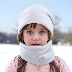Winter-Wärmeset für Kinder mit weißer Fleece-Strickmütze und passendem Halswärmer