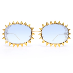 Detail der goldenen ovalen Sonnenbrille mit stacheliger Fassung und blauen Gläsern