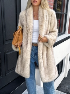 Détail d'un manteau élégant en fausse fourrure beige à manches longues pour l'automne hiver