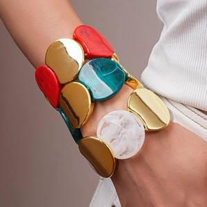 Dettaglio del bracciale elastico in acrilico con segmenti in resina dorata e colorata