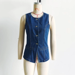 Vue détaillée du gilet en jean bleu rétro avec boutons en cuivre et coutures ajustées