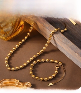 Dettaglio del set collana e bracciale a sfere placcato oro PVD su pelle
