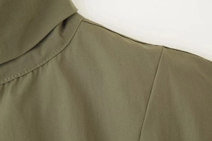 Détail du col montant de la veste vert olive avec coutures en tissu sergé de haute qualité