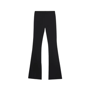 Set da donna con top a balze e pantaloni a zampa neri a vita alta su sfondo bianco