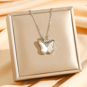 Elegante collar con colgante de mariposa bañado en plata 18K en seda de champán