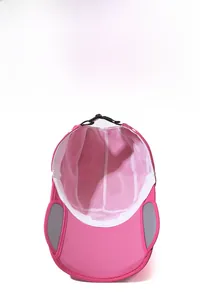 Dettaglio cappello sportivo rosa con fodera in rete traspirante e inserti riflettenti