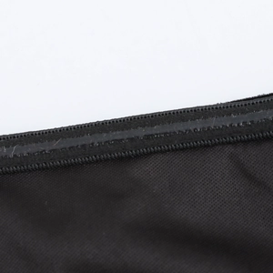 Detail van fluwelen lijfje met elastische band en antislip siliconenstrip voor grip