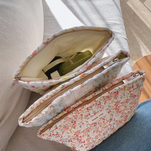 Borse da toilette trapuntate in cotone a fiori con cerniera in tre fantasie differenti